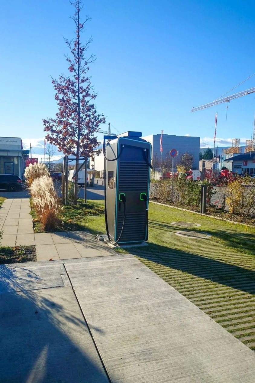 Stazione di ricarica rapida da 300 kW del parcheggio Satimau