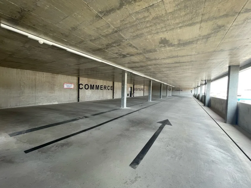 Piano coperto del parcheggio Satimau